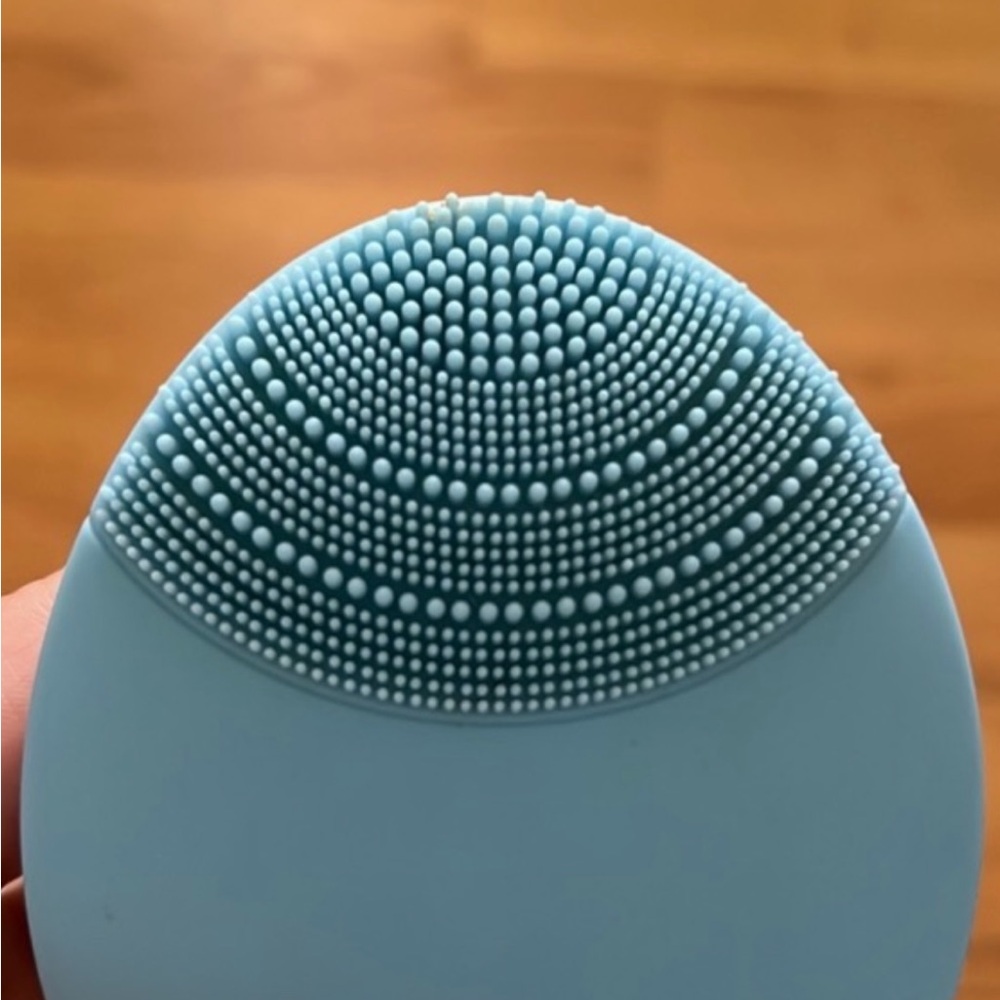 Foreo Luna silicone facial cleansing brush